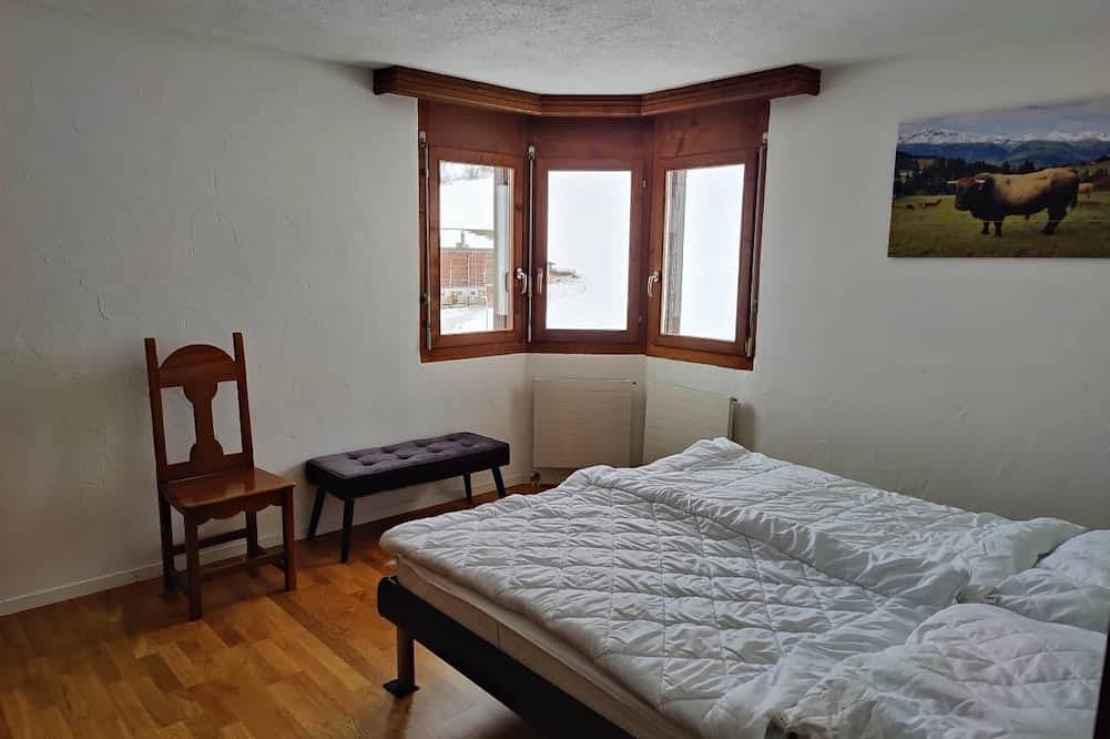 Ganze Wohnung, Ferienwohnung im Haus \"Soldanella\" mit Bergblick in Obersaxen, Obersaxen-Mundaun