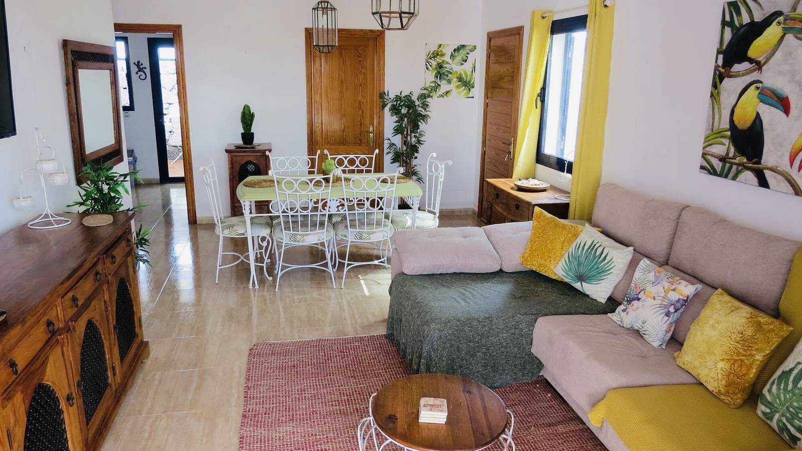 Villa vacacional 'Casa Ventosa' con piscina privada, terraza privada y Wi-Fi in Playa Blanca, Yaiza