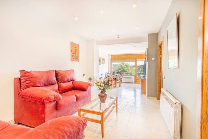 Apartamento entero, Apartamento 'Cal Confianza' con vistas a la montaña, jardín privado y Wi-Fi in Borredá, Pirineo Catalan