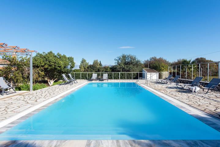 Location de vacances pour 12 personnes, avec jardin et terrasse, adapté aux familles dans Kassiopi