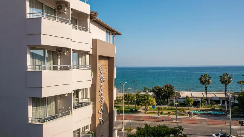 Hotel para 3 personas, con vistas además de terraza y piscina - 1