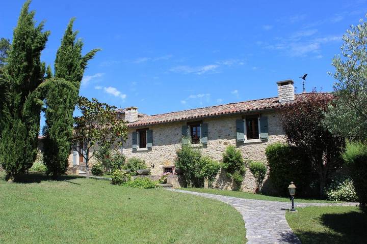 Location de vacances pour 2 personnes, avec vue ainsi que piscine et jardin dans Sepx