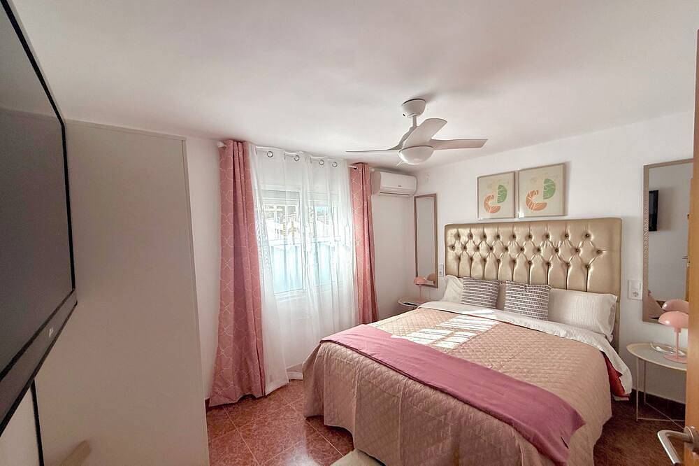 Large Beach House For 10 - Terrace - Air Conditioning- Wifi and steps from everything in Roquetas de Mar, Costa de Almería