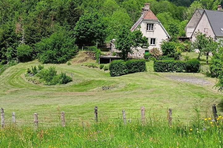 Gîte pour 2 personnes, avec Terrasse et Jardin à Saint-Projet-de-Salers