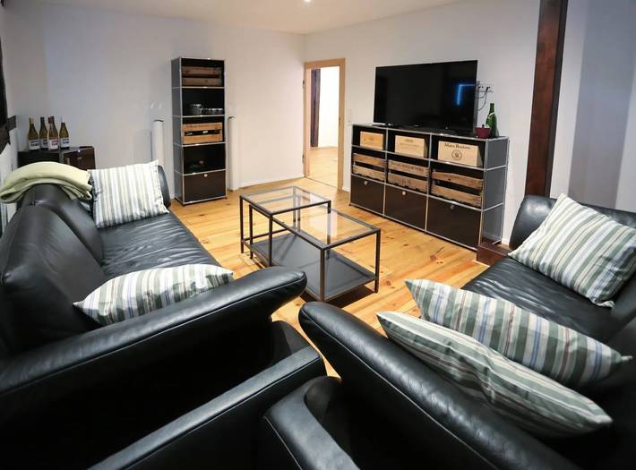 Ganze Wohnung, Apartment „Quartierblancdenoir Blanc“ mit privater Terrasse und Wlan in Reil, Bernkastel-Kues & Umgebung