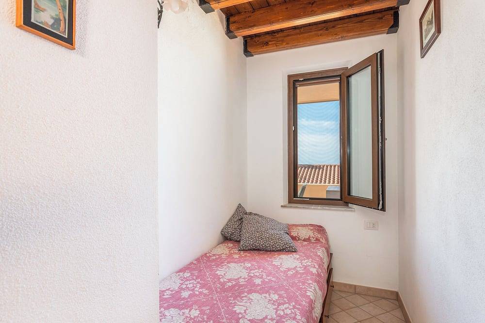 Entire apartment, Appartamento panoramico con terrazza vista mare in Is Arutas, Sardinia