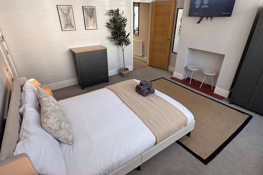 Bright 2-Bed Garden Flat, Central Guildford in Guildford, Surrey