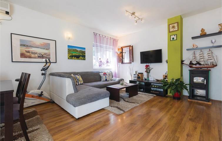 Entire holiday apartment, Modern 2-Bedroom Apartment with Terrace Near Ploče's Coastline & Lake in Dubrovnik-Neretva