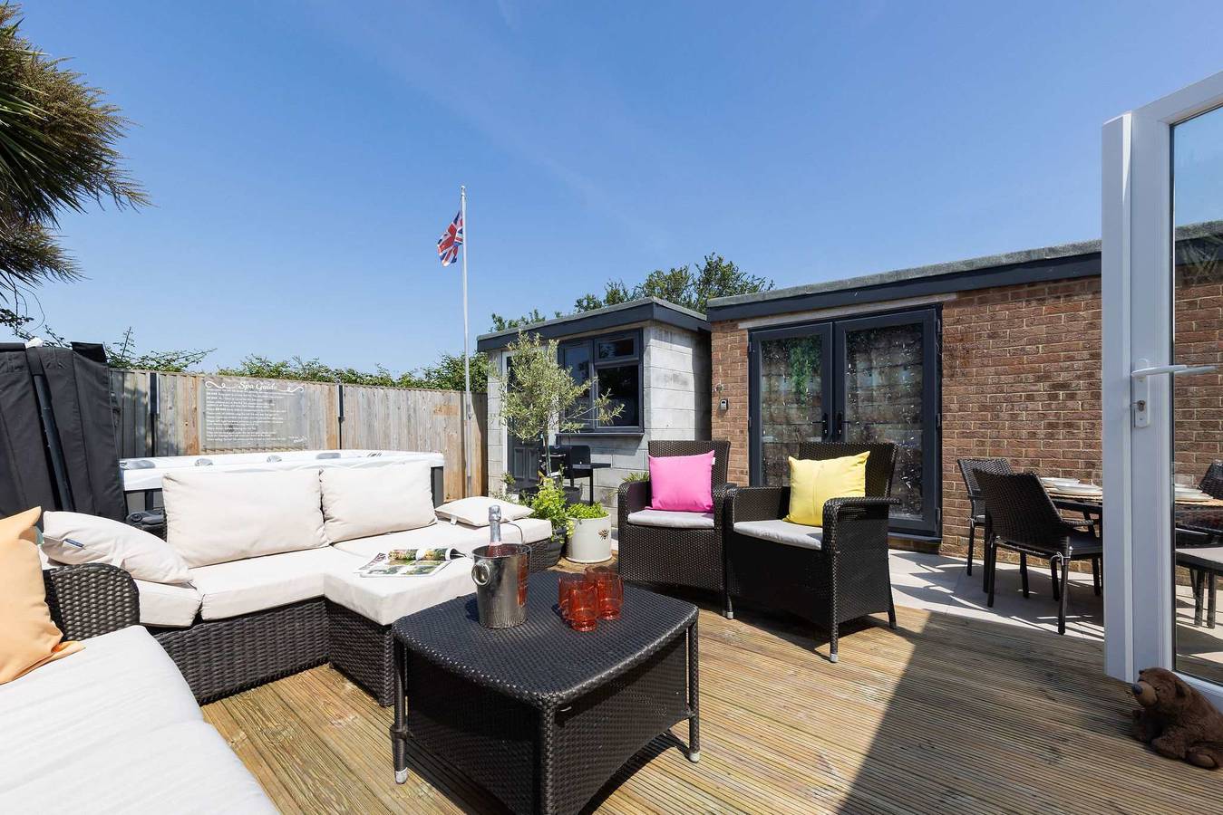 Coastal Retreat with Hot Tub, Walk to Beach in West Wittering, West Sussex