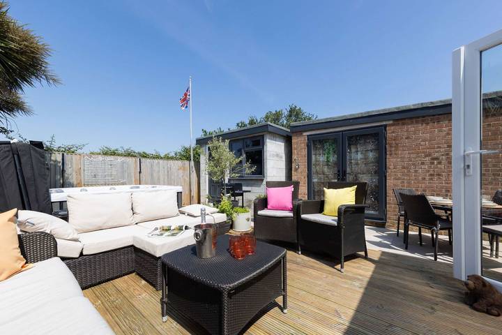Coastal Retreat with Hot Tub, Walk to Beach in West Wittering, Sussex Occidental