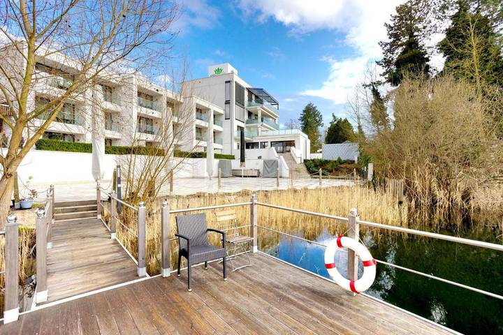 Hotel für 2 Personen, mit Balkon und Terrasse sowie Seeblick und Ausblick in Rheinebene