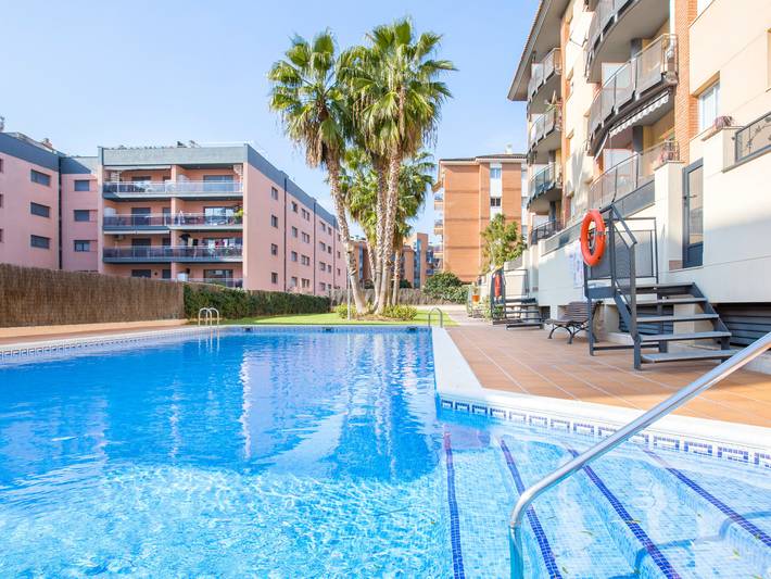 Apartamento de vacaciones para 4 personas, con jardín y piscina en Lloret de Mar