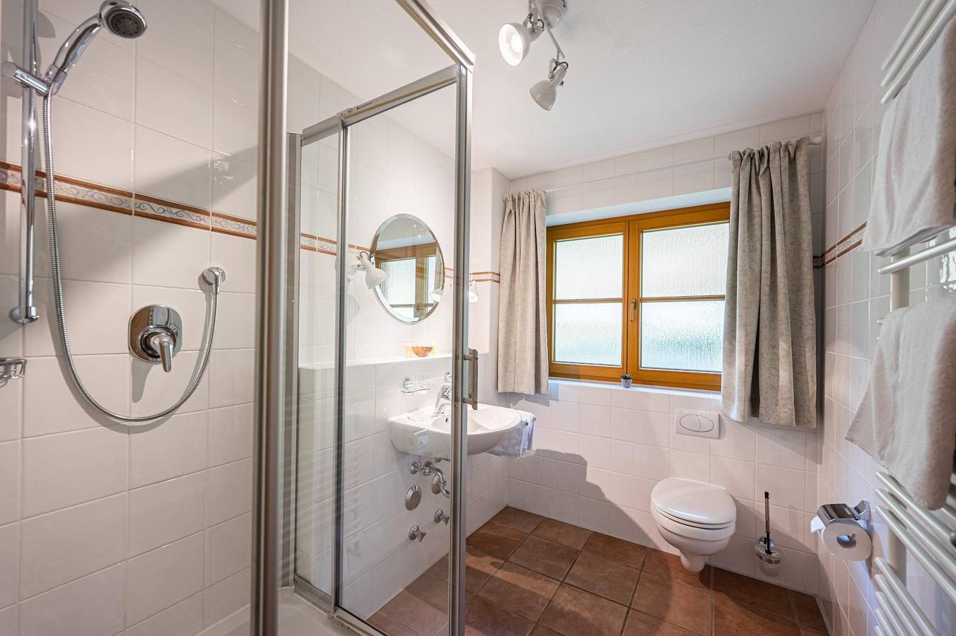 Geheel vakantieappartement, Hahnenköpfle - Schlafzimmer mit Balkon in Fischen, Zwaben (Bayern)