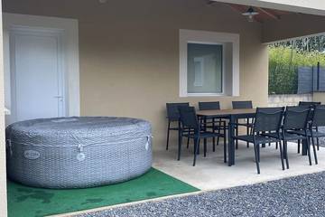 Gîte pour 8 personnes, avec jacuzzi à Quissac