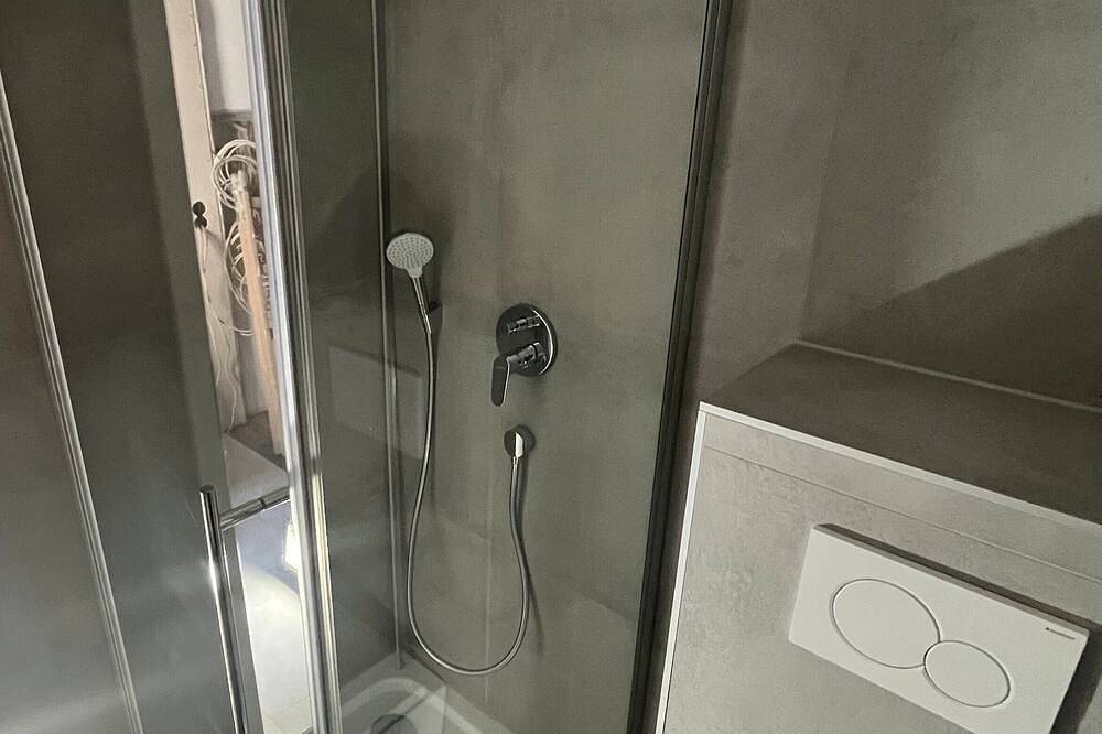 Ganze Wohnung, Zentral 1-Zimmer-Wohnung Küche, Waschmaschine, Parkplatz,flexiblem Schlafbereich in Bad Cannstatt, Stuttgart