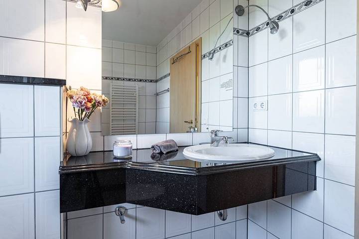 Ganze Wohnung, Ferienwohnung Schwalbennest - Ferienhaus Am Boddenufer in Buschvitz, Bergen auf Rügen und Umgebung