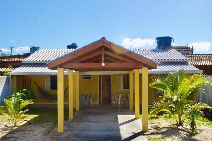Casas e apartamentos de temporada para 6 pessoas, com jardim e balcão em Mucuri