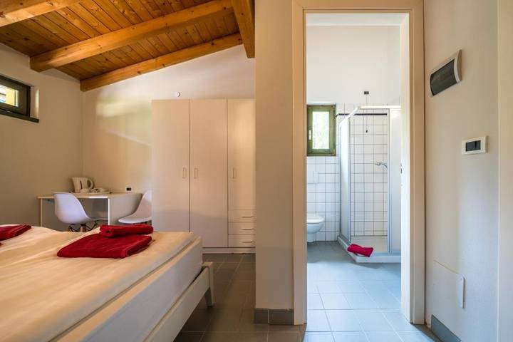 Bungalow für 6 Personen, mit Ausblick und Garten sowie Kinderpool und Pool am Idrosee - 4