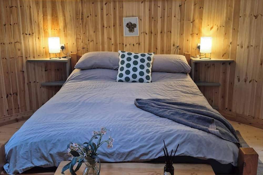 Unique Retreat Sleeps 2 with Hot Tub & Pets Ok in Glenagarriff, County Cork