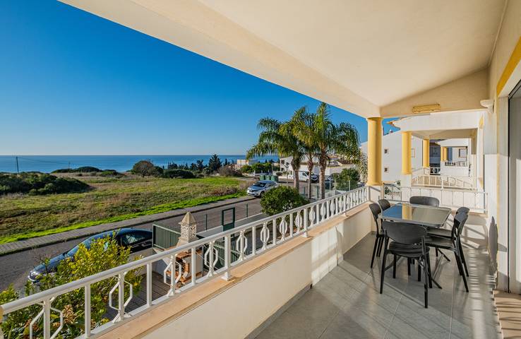 Apartamento de férias para 7 pessoas, com piscina infantil e vista para o mar e ainda varanda na Praia dos Salgados