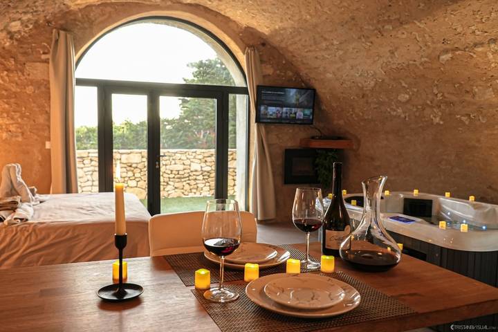Gîte pour 2 personnes, avec Balcon et Jacuzzi ainsi que Terrasse et Jardin dans les Alpes-de-Haute-Provence