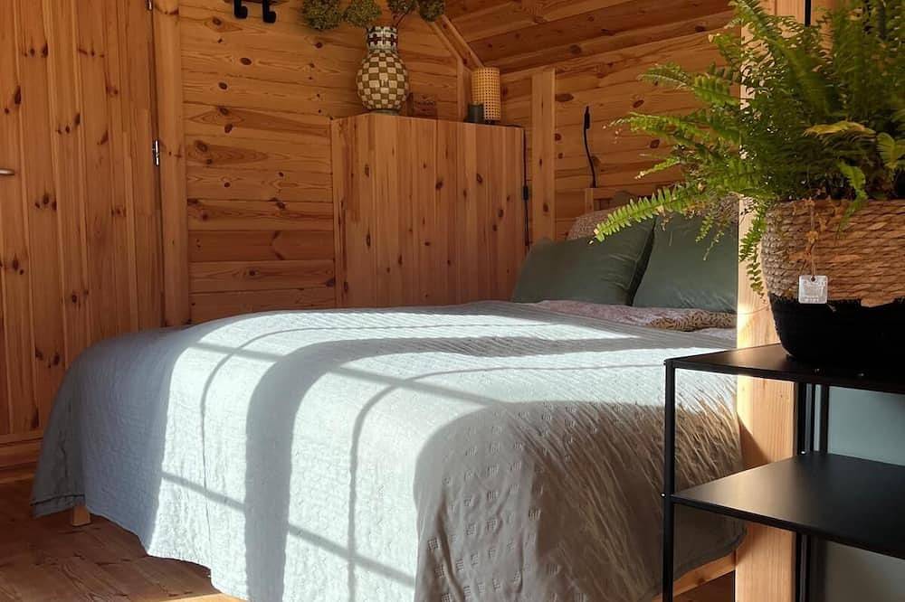 Finnish kota with a private wood-fired barrel sauna in Ijsselmeer