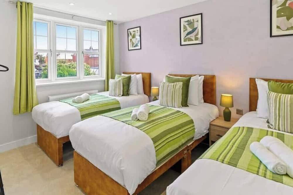 Large House, Contractors/Families, 2X Free Parking in Rushmoor, Hampshire