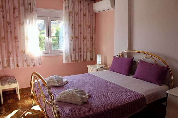 Villa de familles avec grande piscine privée, près des plages pittoresques in Kalyvia Thorikou, Côte est de la région de l'Attique