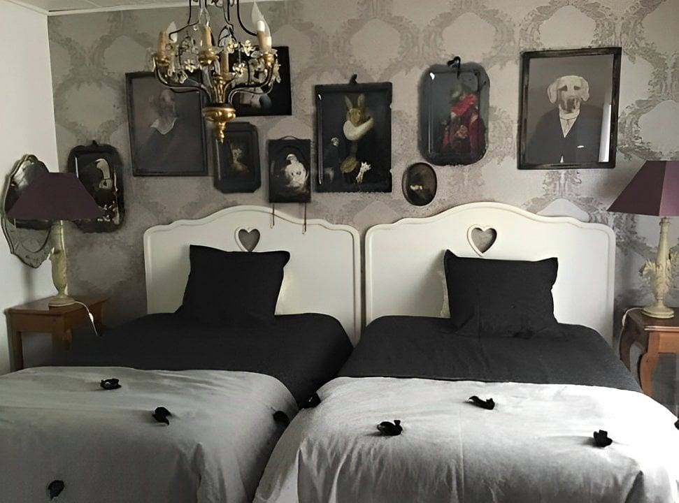 Maison d'hôtes à La Guinière - Chambre aux portraits in Couëron, Région de Nantes
