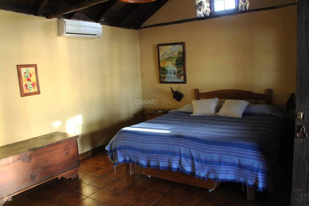 Traditional Canarian Retreat: Casa Francisco with Private Pool, Terrac in Fagundo, Puntagorda