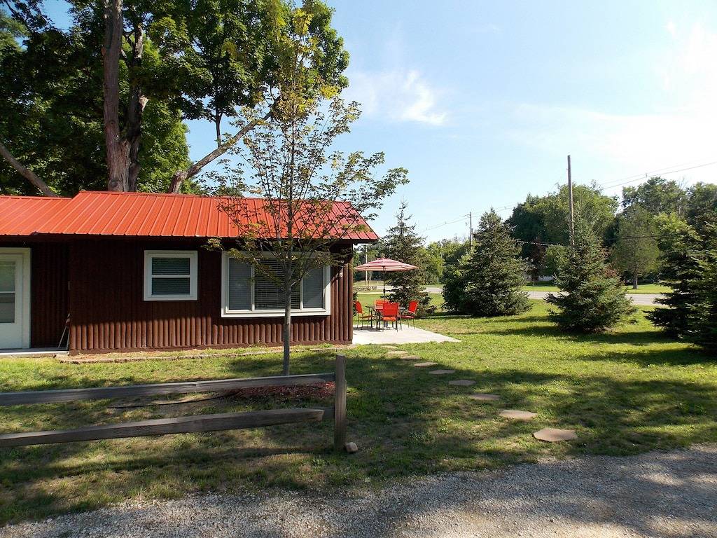 Alden Sunrise Cabin in der malerischen Innenstadt von Alden in der Nähe von Torch Lake in Torch Lake