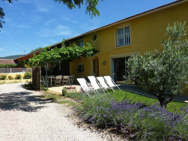 Gîte pour 5 personnes, avec Terrasse et Jardin ainsi que Piscine et Vue à Manosque