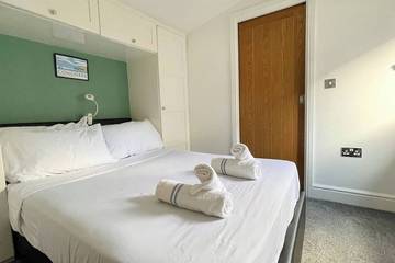 Log Cabin for 2 People in Hounslow, London, Photo 1