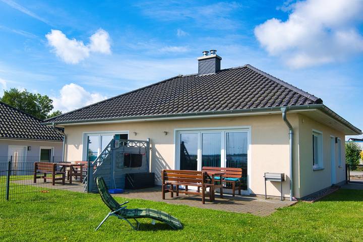 Ferienwohnung für 4 Personen, mit Ausblick und Garten in Sundhagen - 2