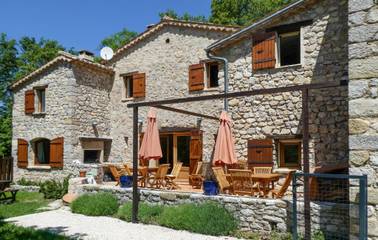 Gîte pour 12 personnes, avec terrasse et jardin ainsi que piscine et vue à Plaisians