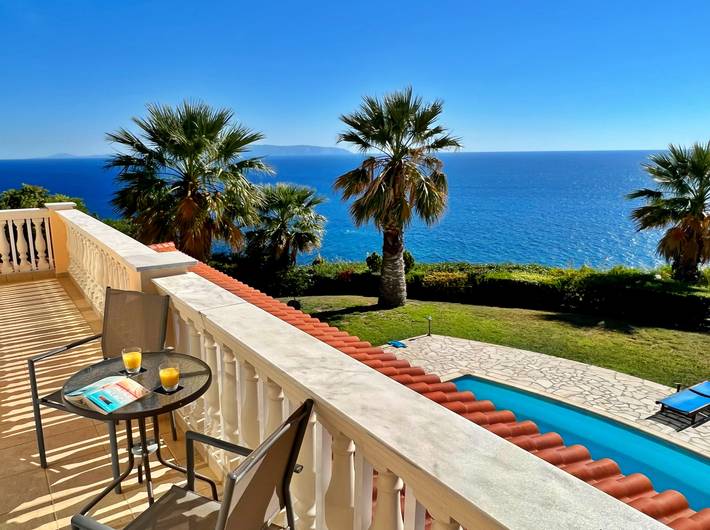 Villa for 7 people, with hot tub and garden as well as balcony in Kefalonia