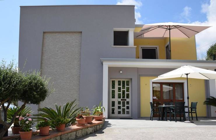 B&b per 2 persone, con panorama e giardino in Paola
