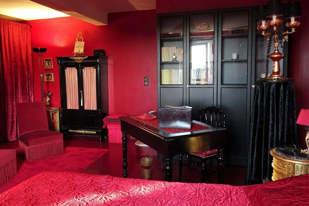 Entire apartment, \"La Dame Au Balcon\" on the village square in Roussillon, Parc naturel régional du Luberon