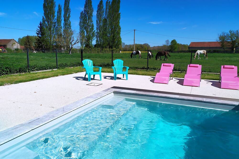 Maison solognote 2/3 pers, swimming pool, in large garden with trees and flowers. in Mennetou-sur-Cher, Sologne