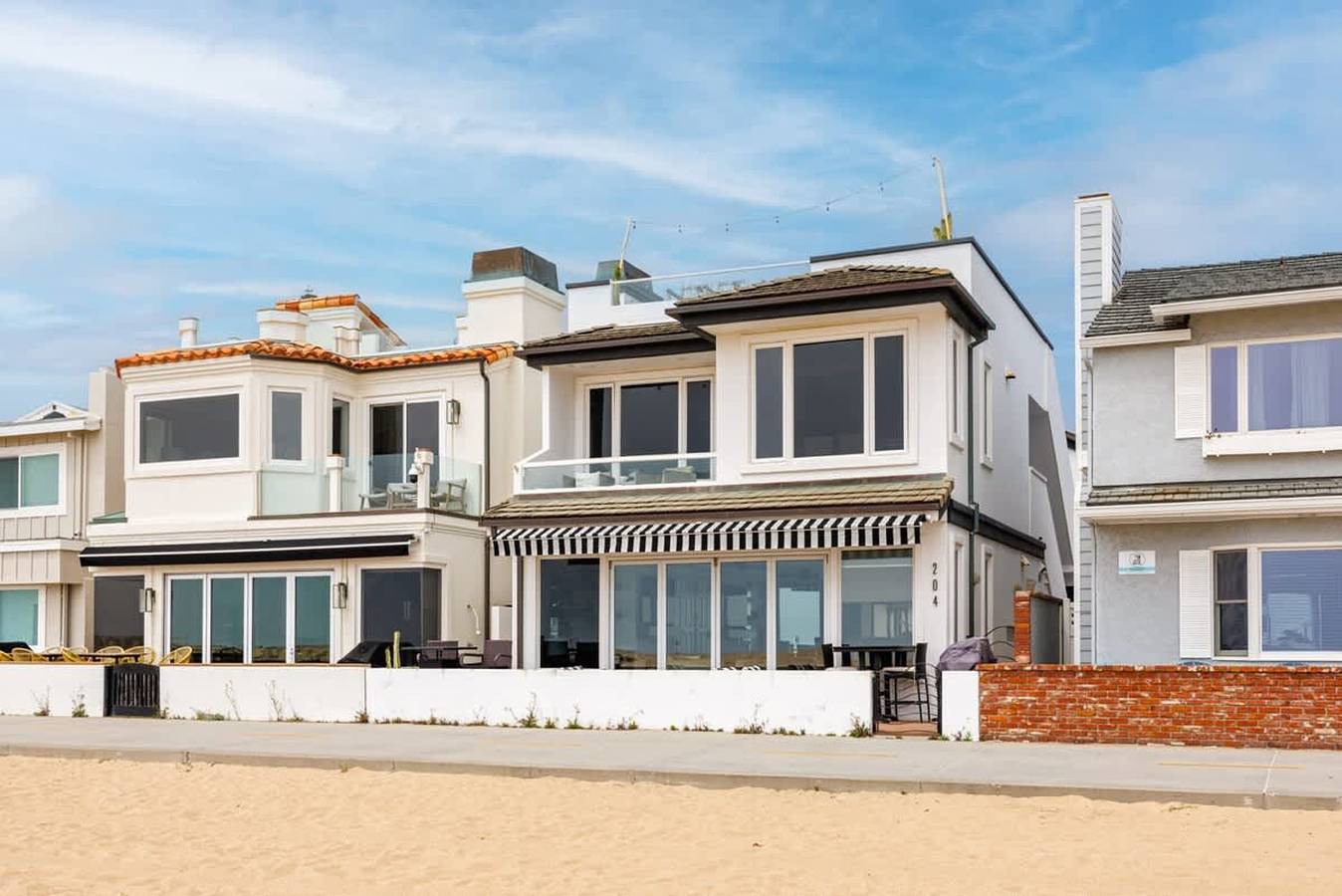 Stunning Beachfront w Large Patio  204 Eof A in Newport Beach, Condado de Orange