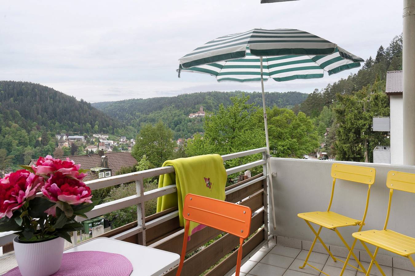 Ganze Wohnung, Ferienwohnung 'Traumblick' mit Bergblick, Balkon und Wi-Fi in Bad Liebenzell, Nordschwarzwald