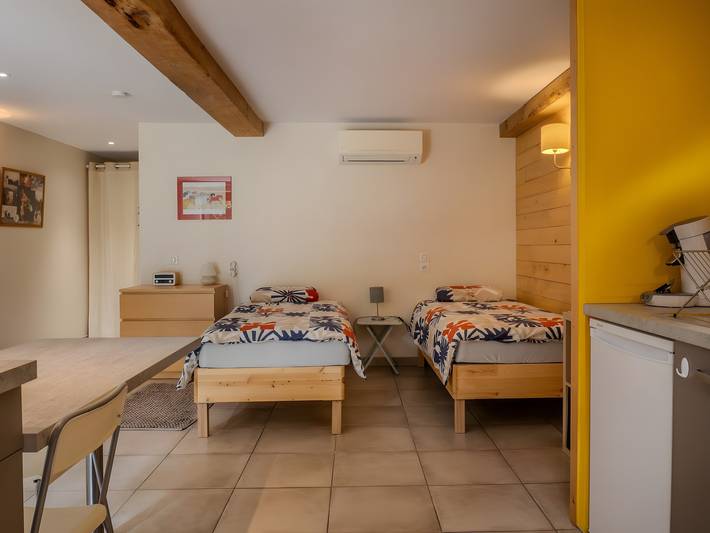 Entire studio, Holiday Home “Studio de la Fontaine” with Mountain View, Wi-Fi, and Air Conditioning in Les Cammazes, Lauragais