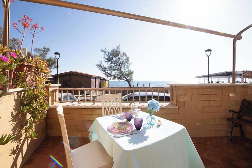 Entire apartment, Jade house facing the sea just a stone's throw from Rome in Ladispoli, Rome Province