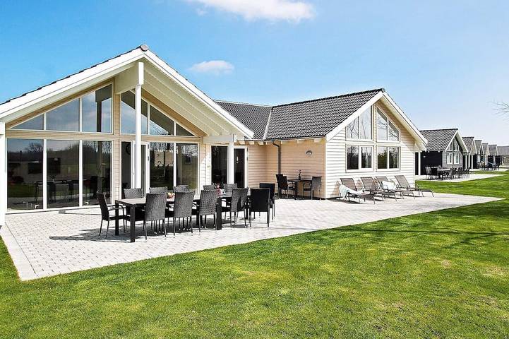 Ferienhaus für 18 Personen, mit Whirlpool und Pool sowie Sauna und Terrasse, mit Haustier in Olpenitz