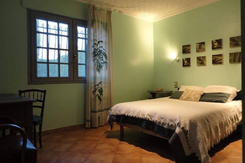 Maison dans villa/piscine, jardin clôturé, animaux acceptés in Montady, Côte d'Améthyste