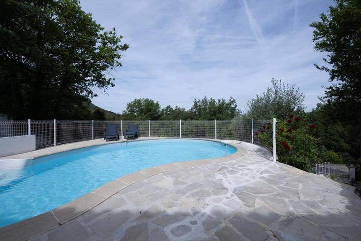 Location de vacances pour 10 personnes, avec jardin et piscine ainsi que vue et terrasse à Mimet - 3