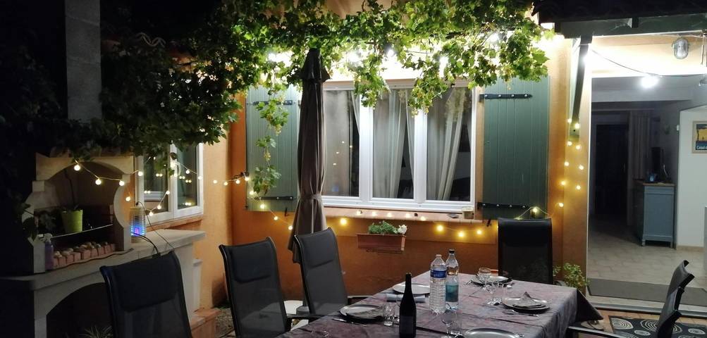 Gîte pour 14 personnes, avec piscine ainsi que jardin et terrasse