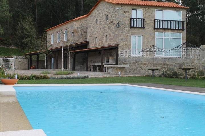 Casa rural para 12 personas, con terraza además de jardín y piscina en Vale de Cambra