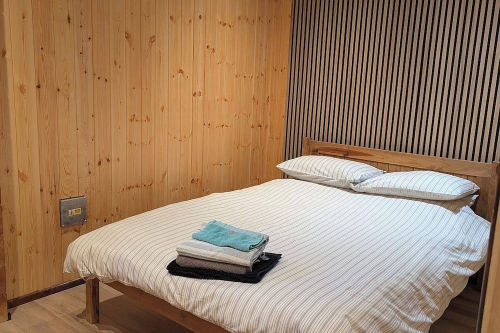 Onni - cosy forest cabin with hot tub option in St. Leonards and St. Ives, Dorset