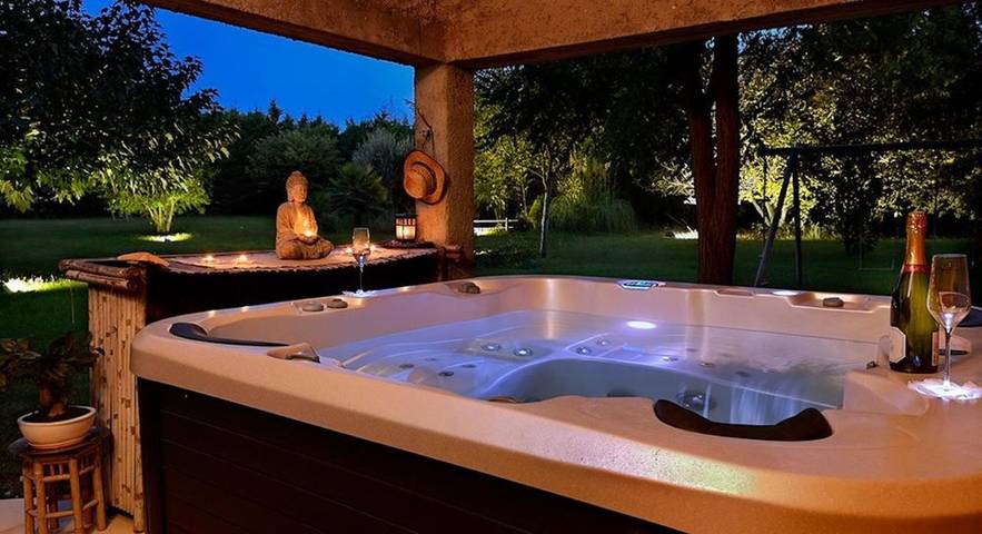 Location de vacances pour 2 personnes, avec Terrasse et Jacuzzi ainsi que Jardin et Piscine à Orgone